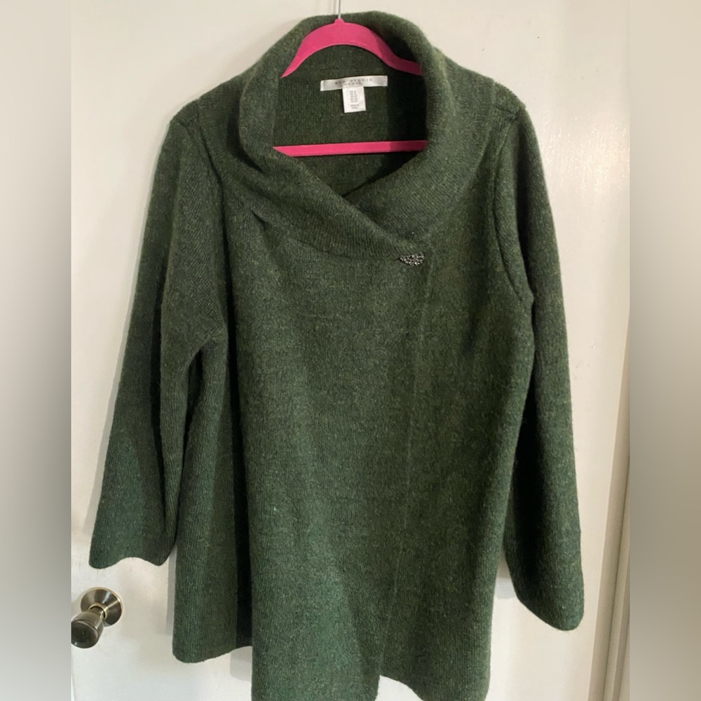 🍂 Lovely 2-button Sweater 🍂